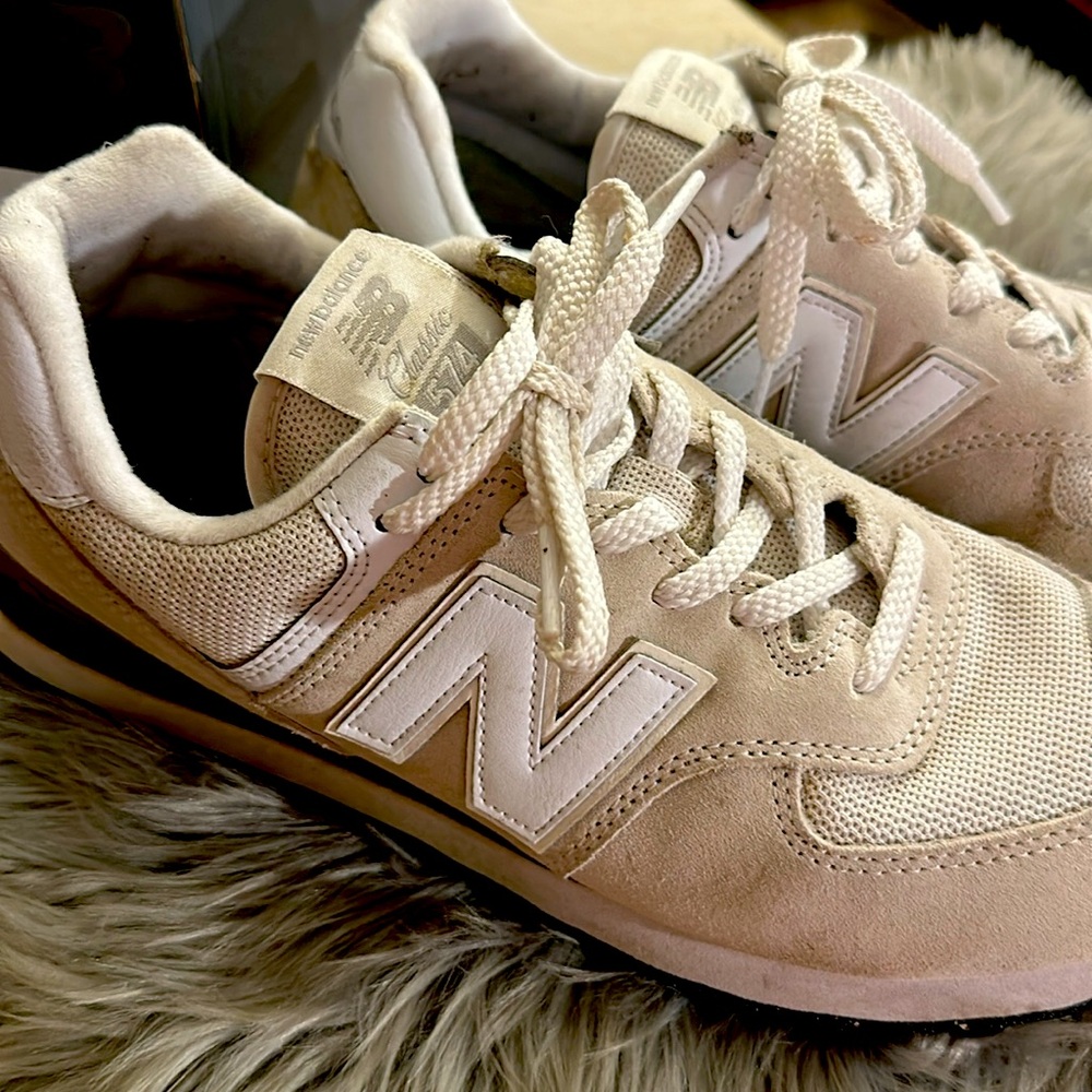Men’s New Balance 574. Classics/Traditionnels Men’s Size 10 gently worn with box